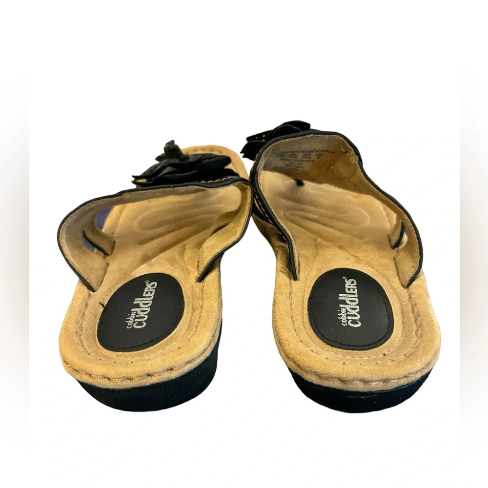 Cobbie Cuddlers Women’s Black‎ and Tan Sandals with Flower Accent Size 7.5